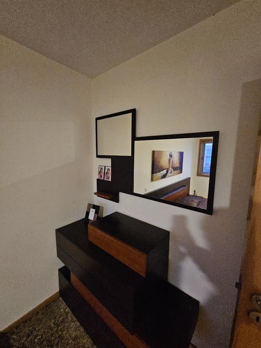 Cama de casal e mobília de madeira para quarto