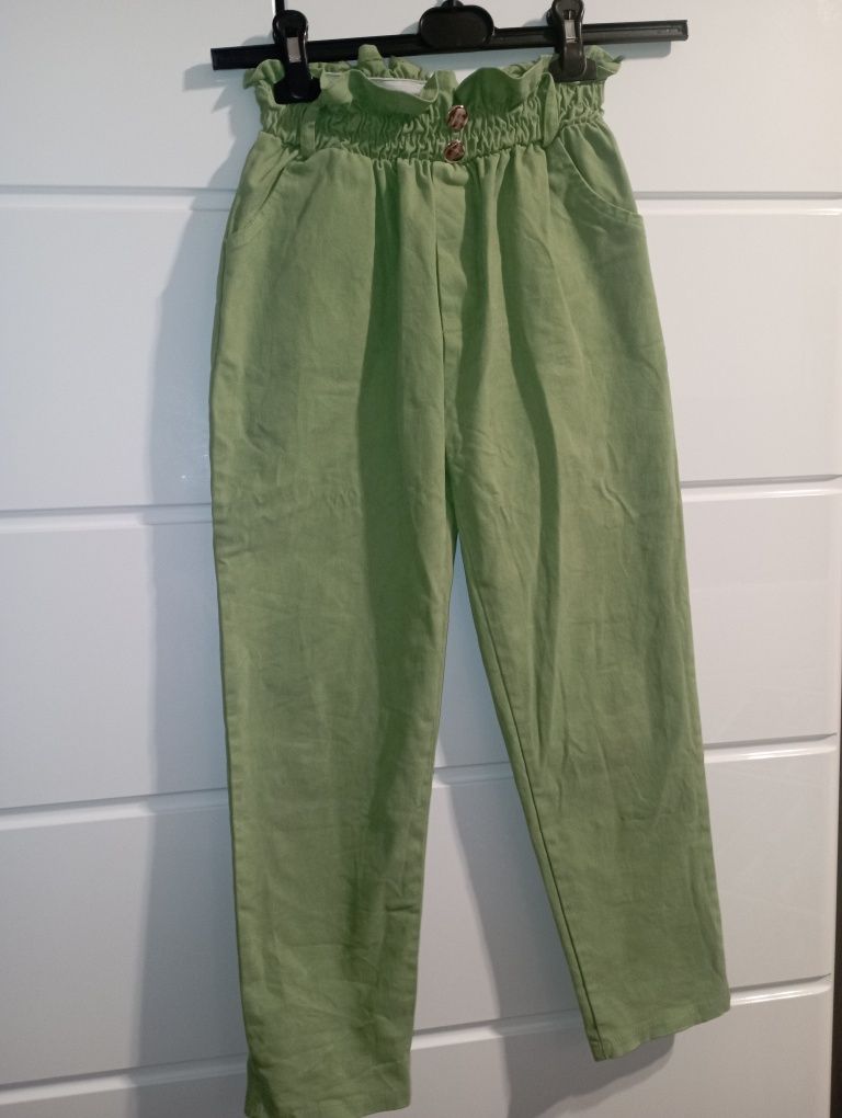 Dziewczęce spodnie 140 zielone .jak nowe