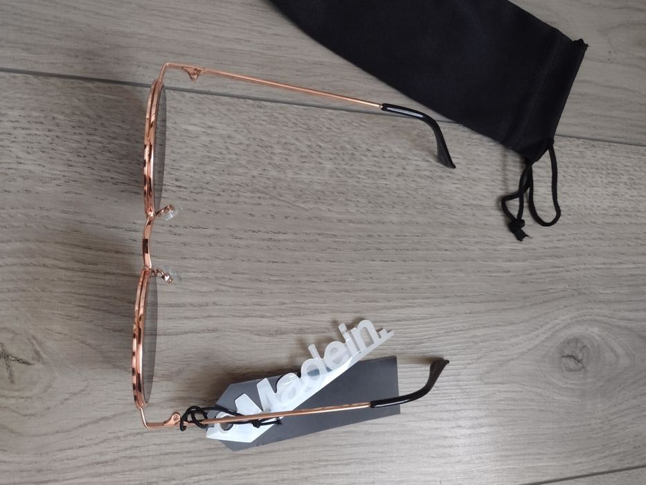 Okulary przeciwsłoneczne czarne ze złotymi oprawkami