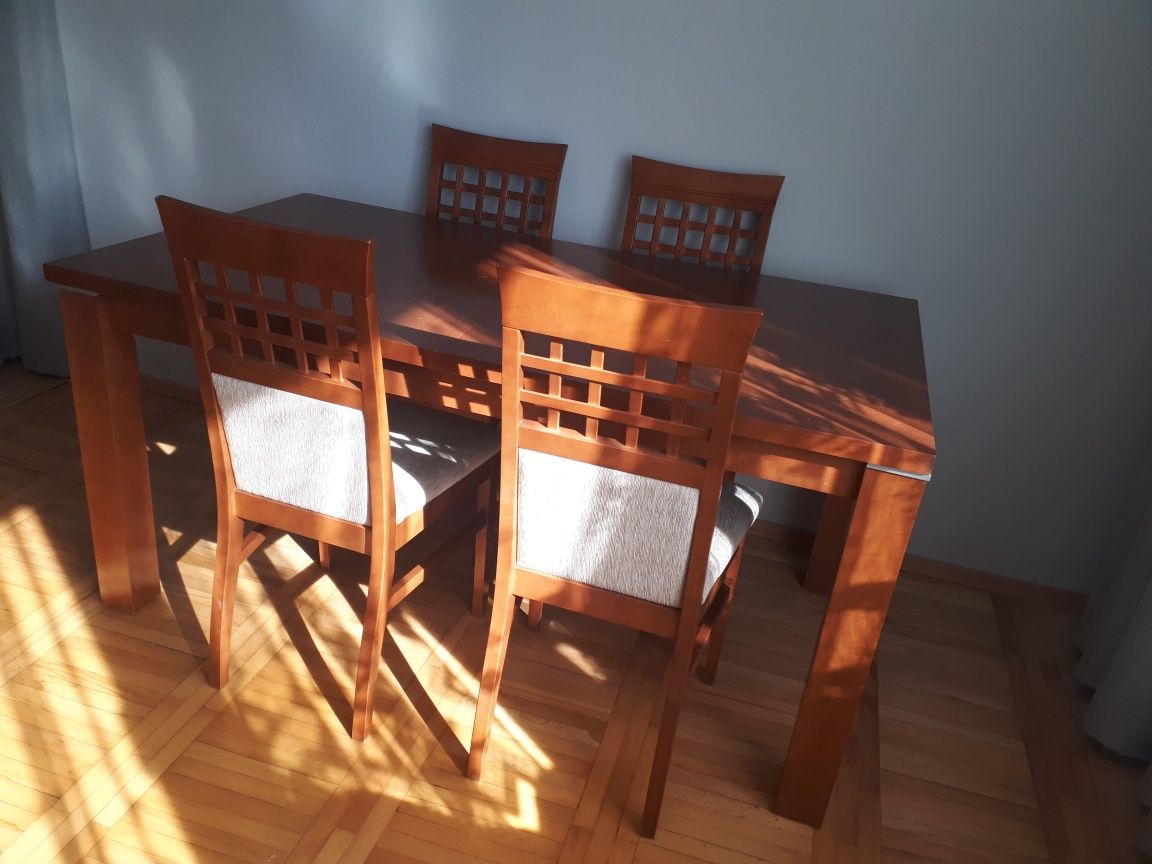 Stół i cztery lub 10 krzeseł