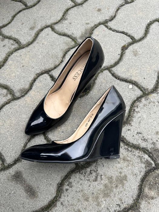 Чорні лакові мешти 38 розмір