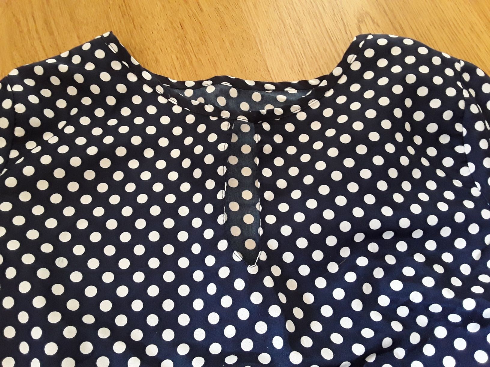 Blusa com fundo azul e bolinhas brancas de meia estação tam. L