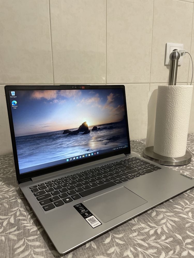 Portátil Lenovo ideapad Novo e bem negociável