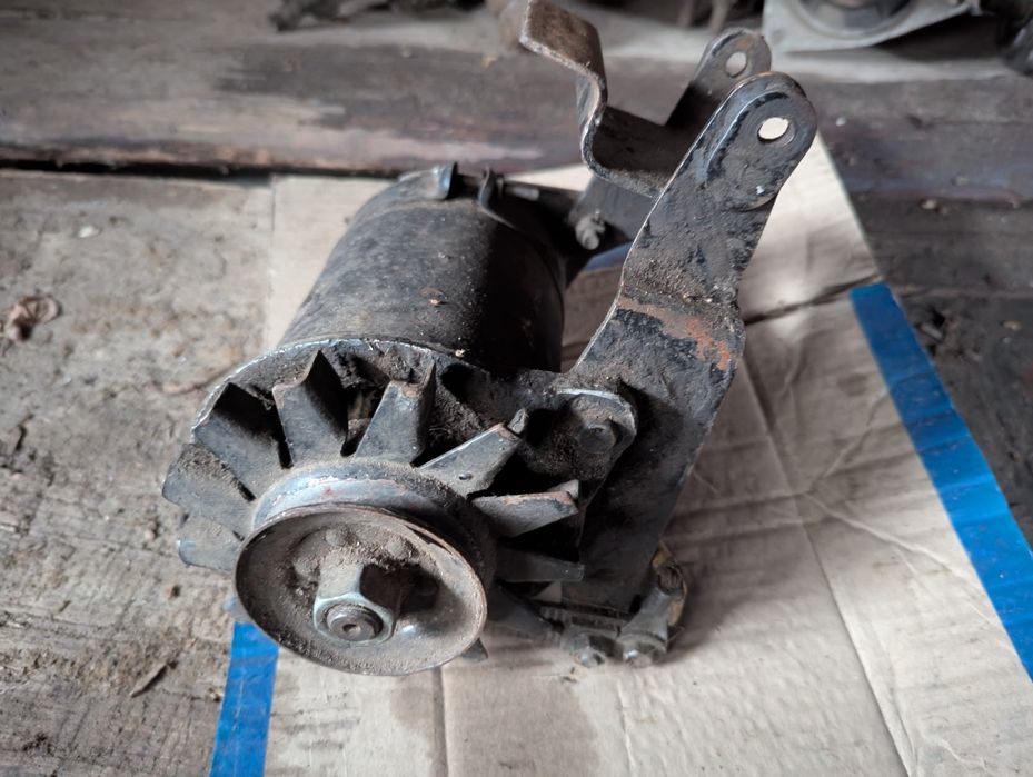 Генератор Т-25 з кронштейном