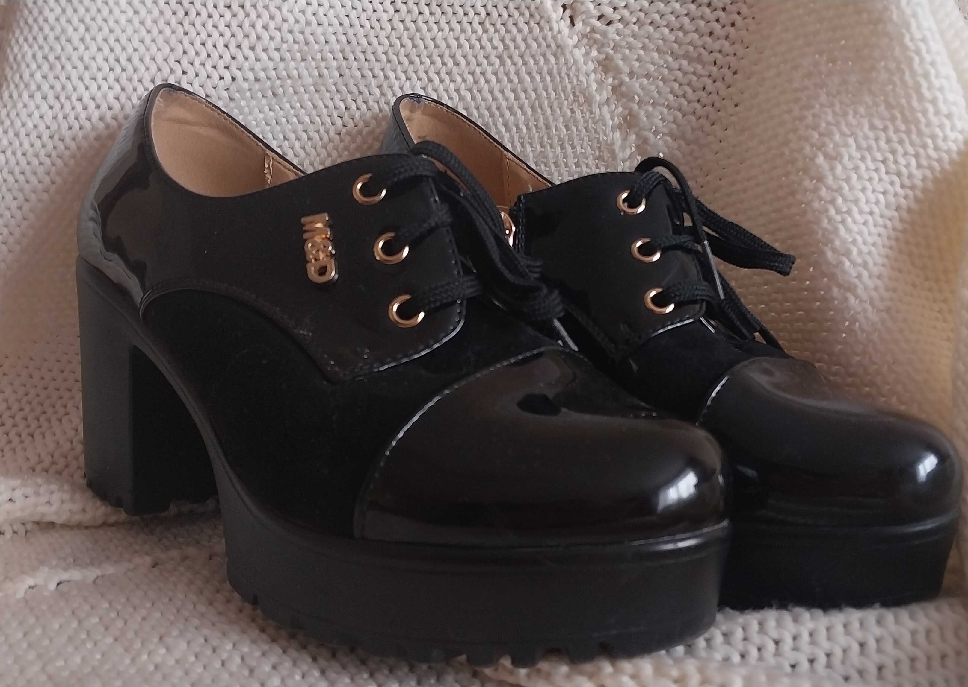 Чорні туфлі на широкому каблуку