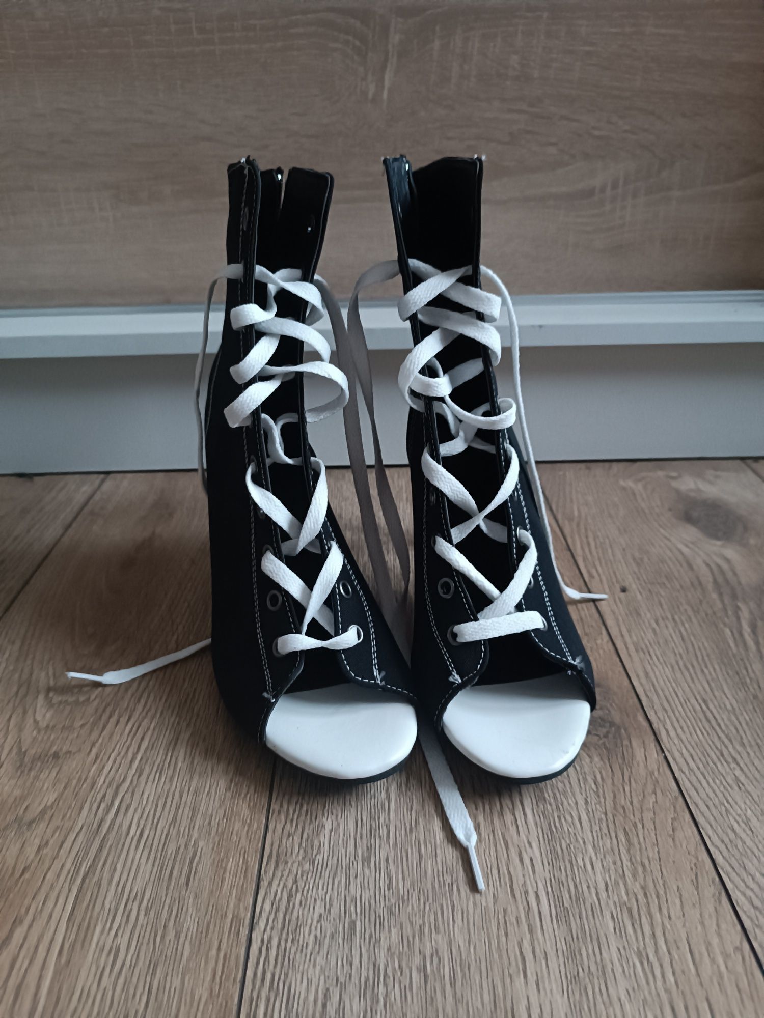 Czarne szpilki trampki
