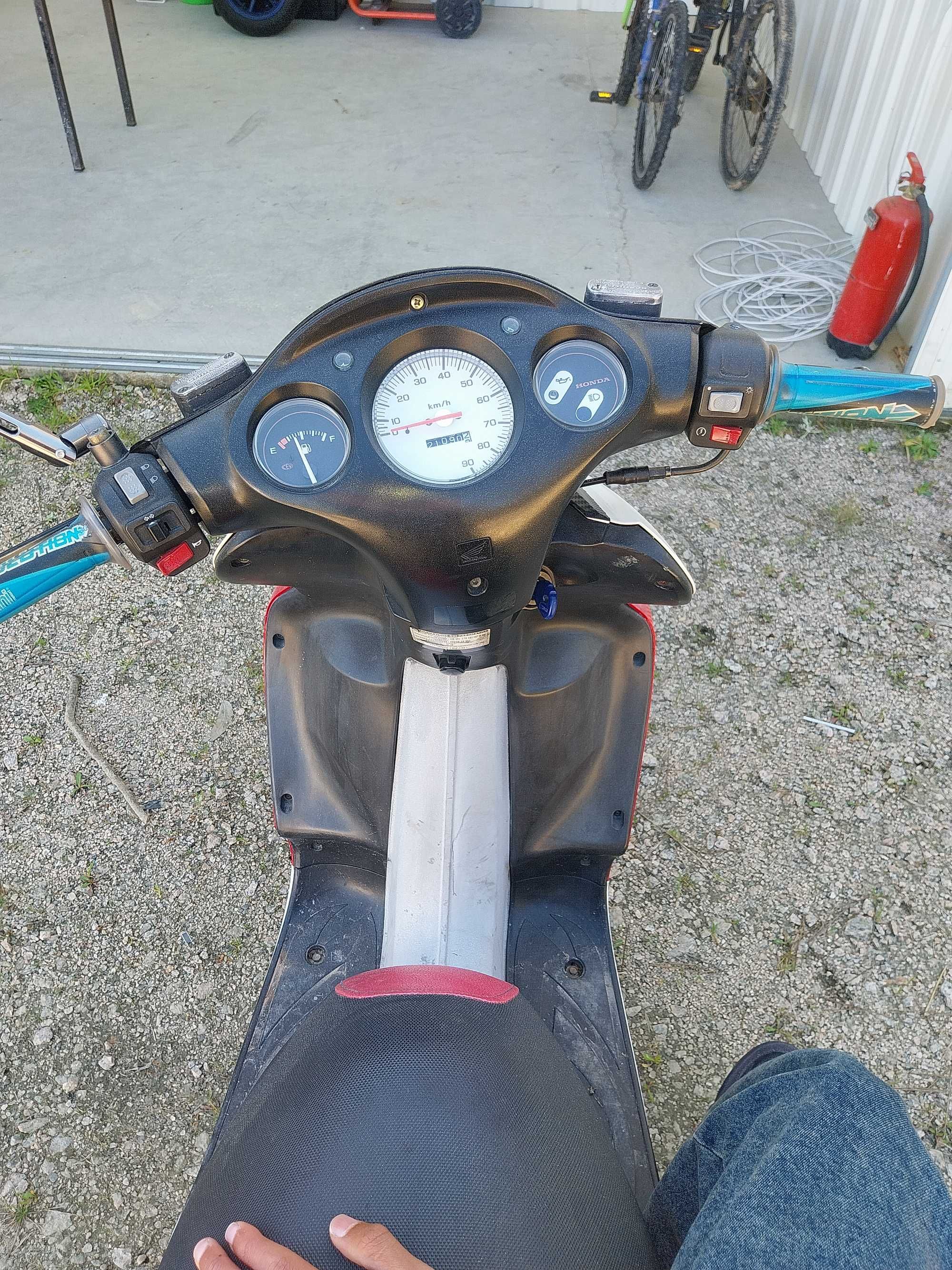 Mota honda com matrícula.