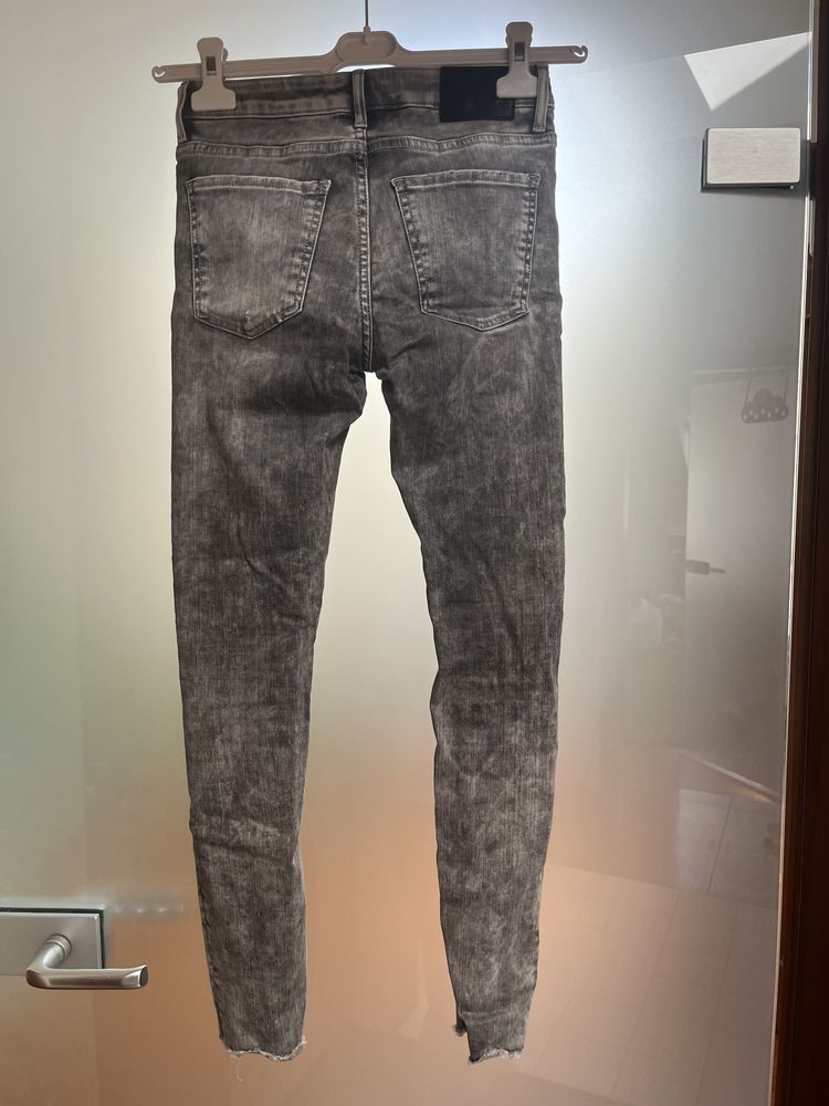 Szare dopasowane sprane jeansy Zara