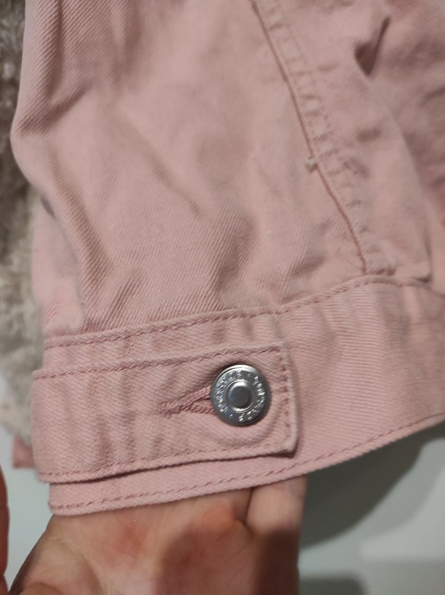 Jeansowa różowa kurtka z futerkiem na rękawach TopShop
