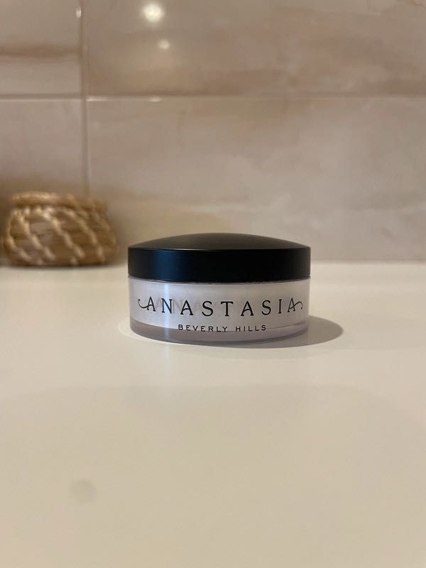 Mini Loose Setting Powder od Anastasia Beverly Hills.