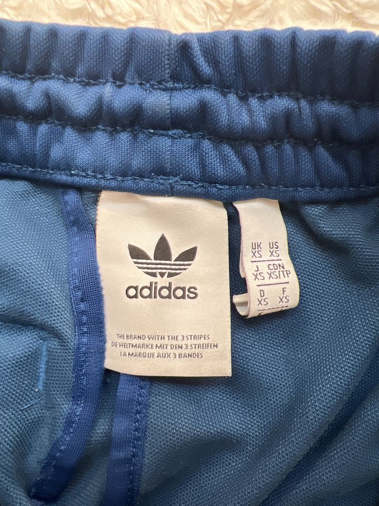 Укороченные штаны от Adidas Originals