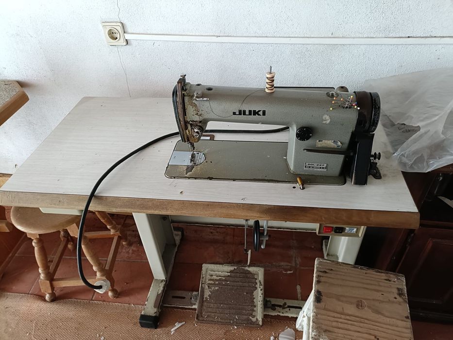 Máquina de costura semi-industrial JUKI