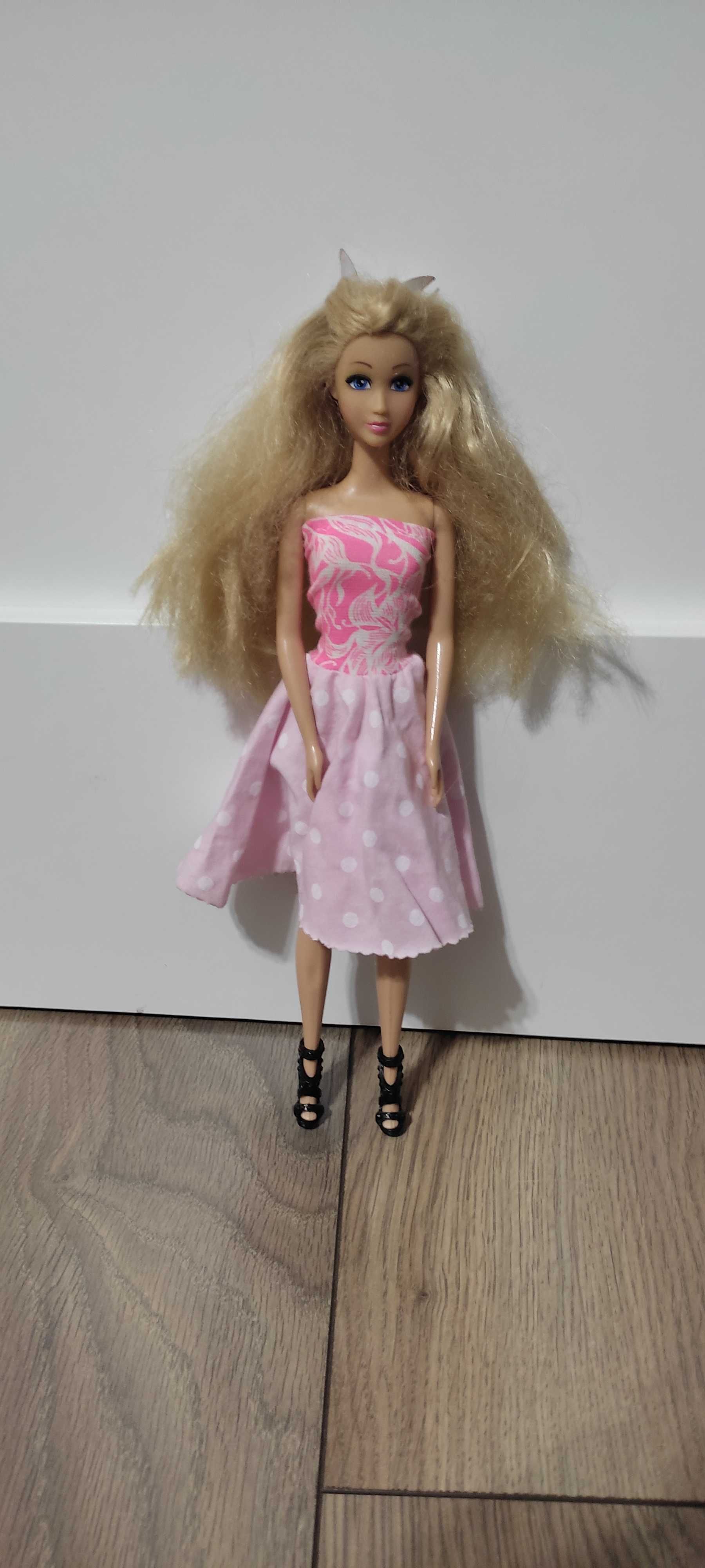 Lalka barbie ze zmiennymi sukienkami