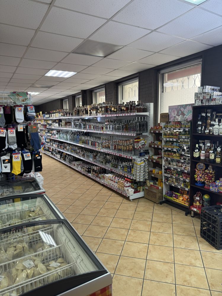 Діючий продуктовий магазин.