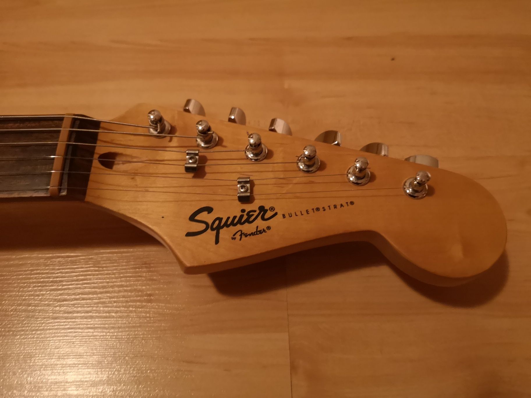 Squier by Fender Stratocaster Bullet SSS Sunburst