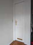 2 portas brancas de boa madeira com grade de metal abaixo