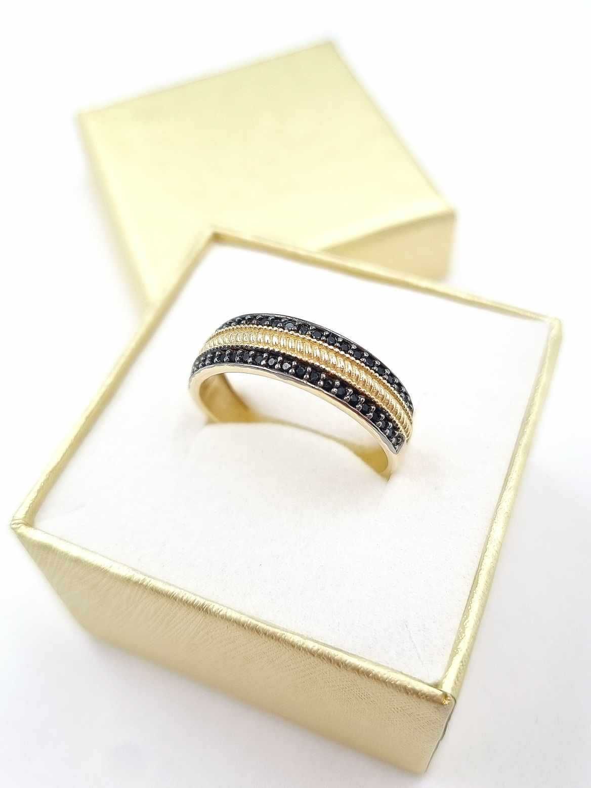NOWY! Stylowy złoty pierścionek 585 r. 19 z czarnymi cyrkoniami