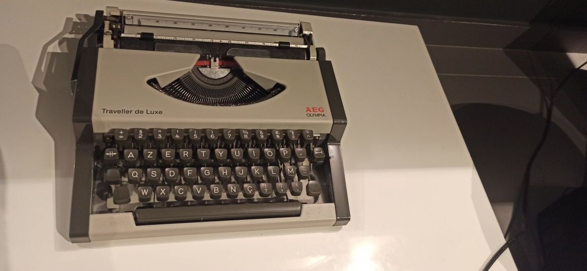 Máquina escrever Vintage AEG 1970's Olympia Traveller de Luxe