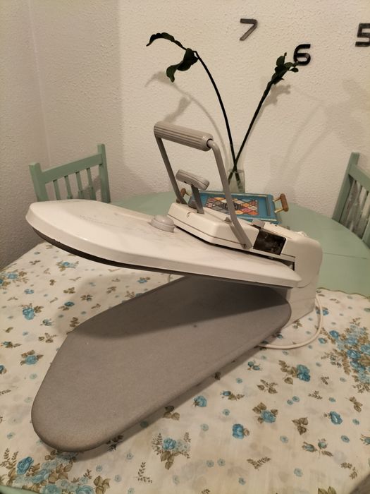 Tábua de Passar a ferro a Vapor - SINGER