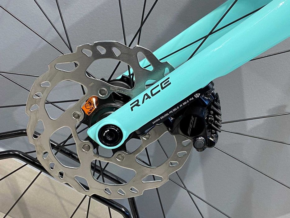 Rower Bianchi Oltre Race Aero Shimano 105 z 12 przełożeniami 2025/2026