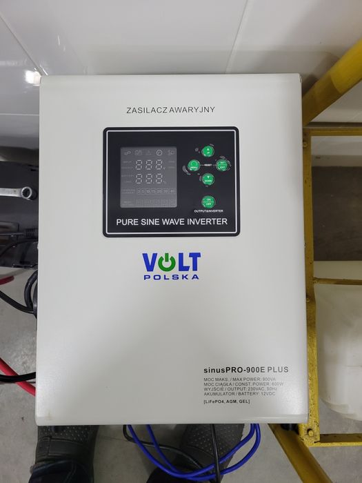 Гібридний ДБЖ/інвертор Volt Polska SINUS PRO E PLUS 12/230V 600/900W