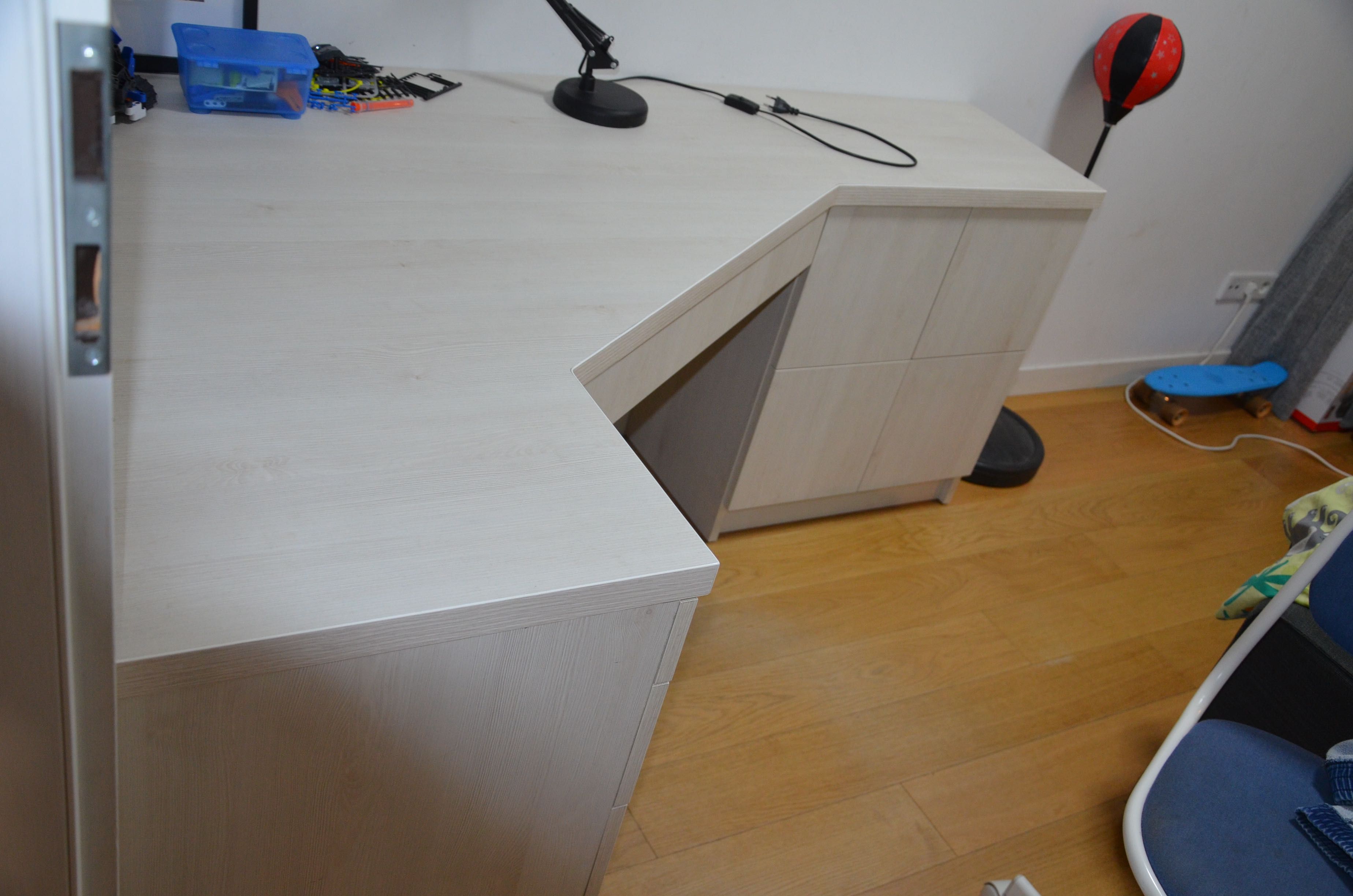 biurko narożne z szufladami i szafką