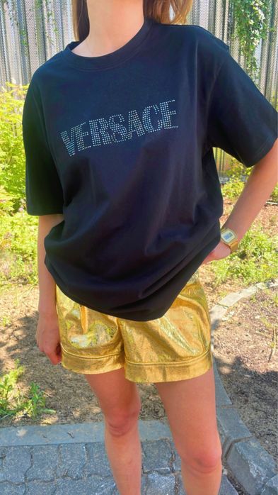 Czarna koszulka oversize z połyskującymi cyrkoniami