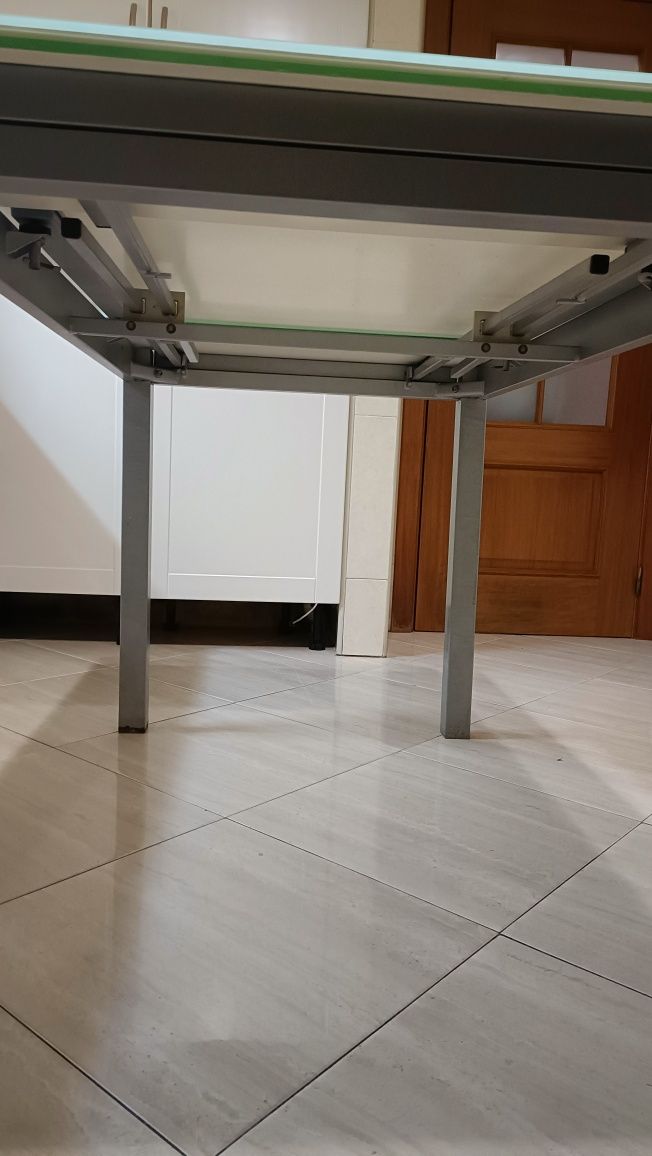 Mesa de vidro com dupla extensão e cadeiras