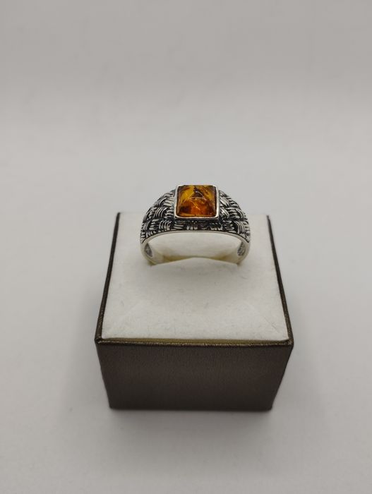 Srebrny sygnet z bursztynem, próba 925, rozmiar 29