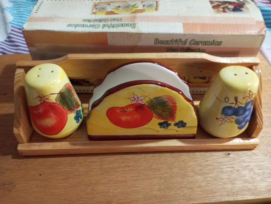 Набір на кухні та столу.