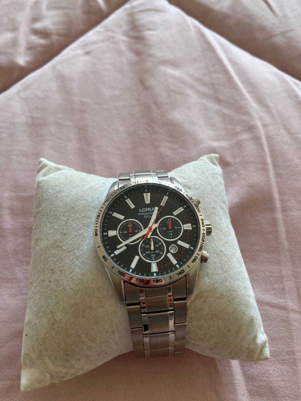 Relógio Lorus com pulseira prateada