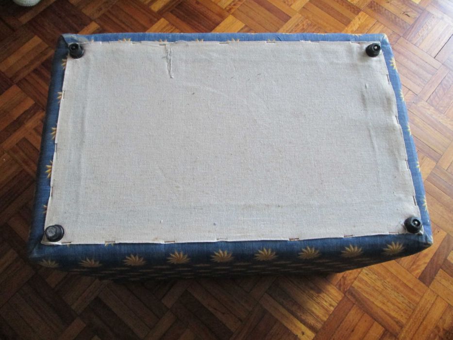 Bonita e prática banqueta-caixa almofadada
