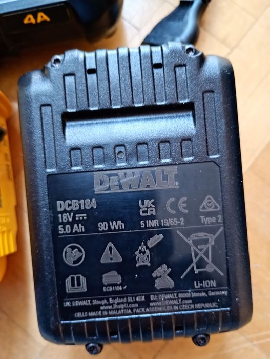 DeWalt dwie baterie z szybką ładowarką.