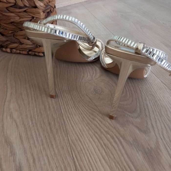 Sandálias salto douradas Mango