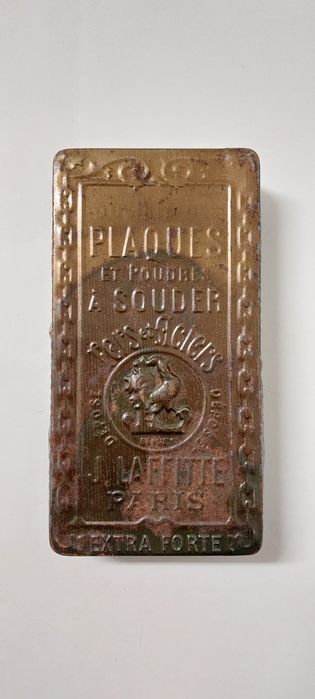 Lata antiga em metal