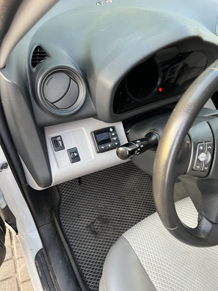 Toyota Rav4 EV крусовер