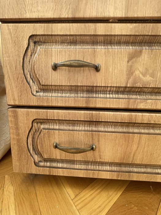 Книжкова шафа вітрина