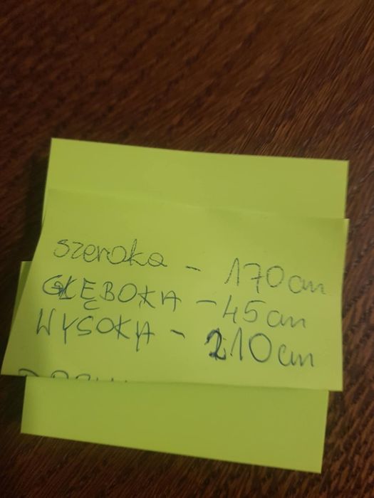 Szafa z drzwiami przesuwnymi i lustrem