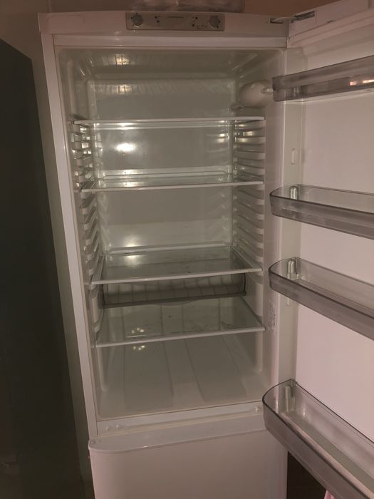 Продам холодильник з морозильною камерою  Ariston hotpoint RMBA2200LH