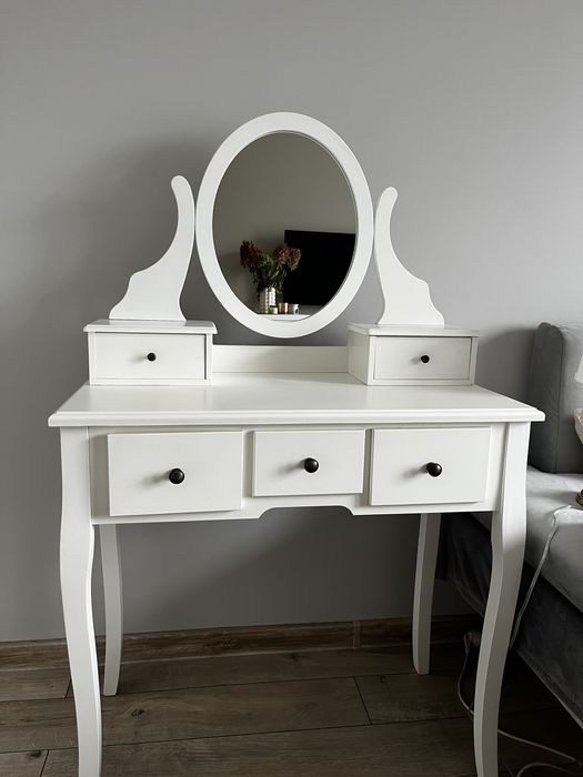 Toaletka biała z lustrem