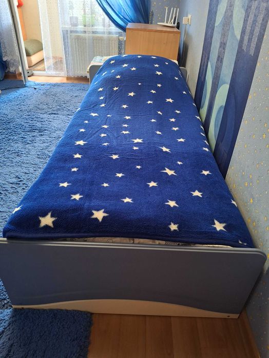 Детская мебель. Шкаф, тумба , две кровати. Два пледа в подарок.