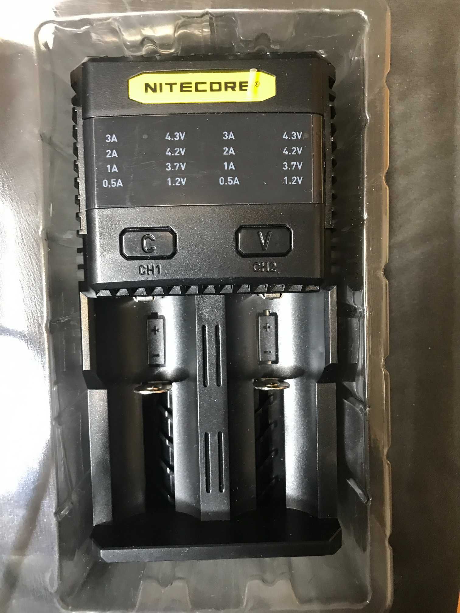 Продам универсальное зарядное устройство Nitecore SC2 Superb Charger