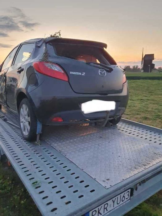 Mazda II 1.3 benzyna 16V 55kW, 5 drzwi kolor czarny, hak,  na części