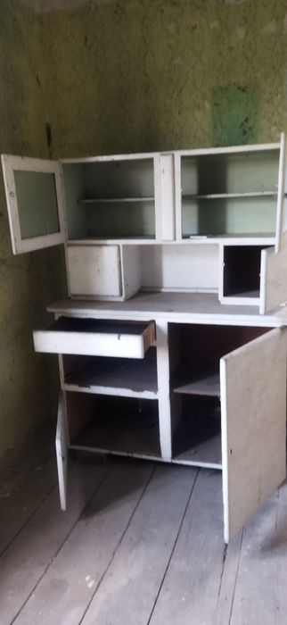 Stary kredens przedwojenny lub PRL