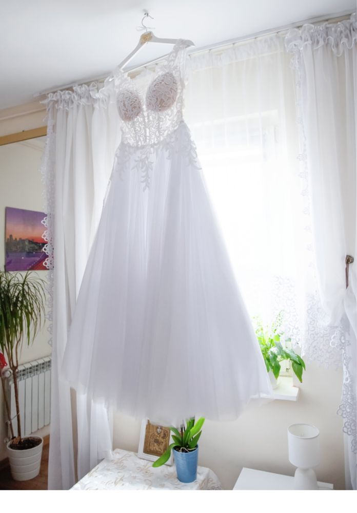 Suknia ślubna biała błyszcząca