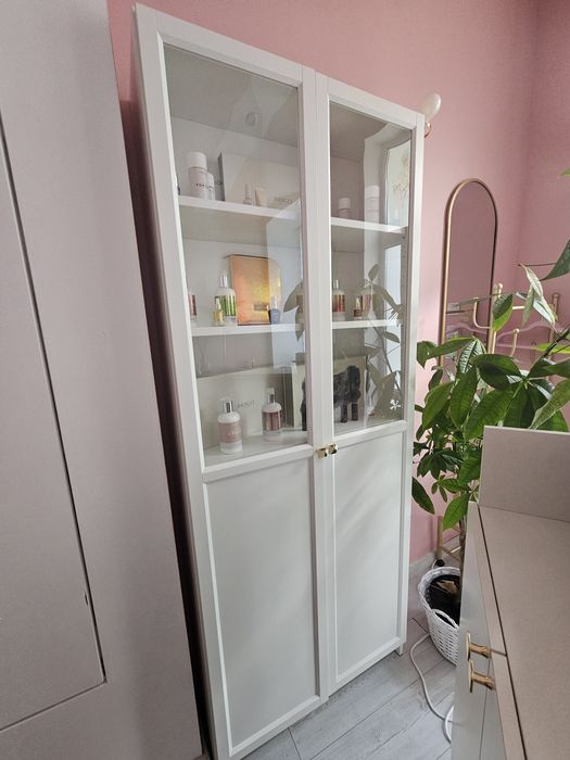 Witryna Ikea ze zlotymi uchwytami