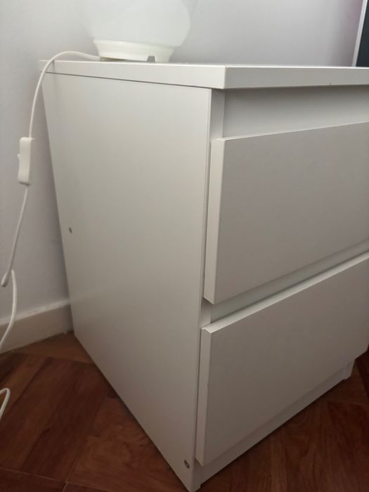 2 mesas de cabeceira Kullen.