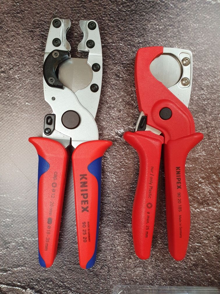 Труборез Knipex для пластиковых труб, шлангов и соединительных труб.