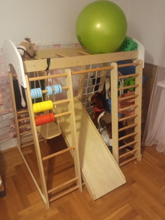 Drewniany plac zabaw do domu dla dzieci ze zjeżdżalnią