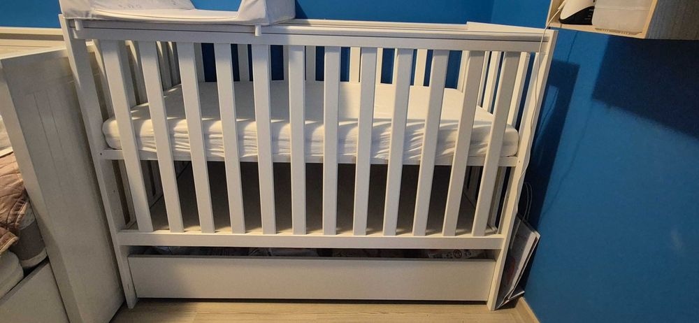 Łóżeczko dla dziecka + materac + przewijak